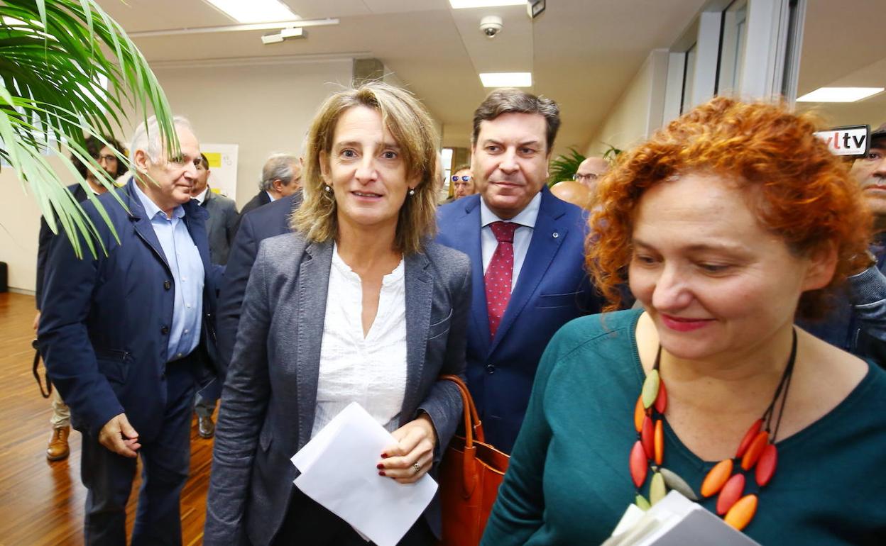 La ministra en funciones para la Transición Ecológica junto al consejero de Economía y Hacienda de la Junta durante su visita al Bierzo.