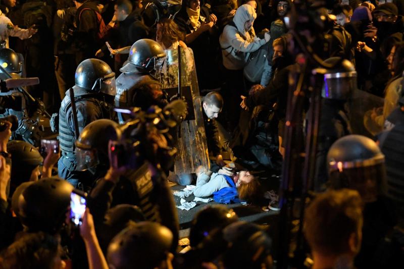 Barricadas de fuego, gritos en favor de la independencia y múltiples objetos en las calles de Barcelona