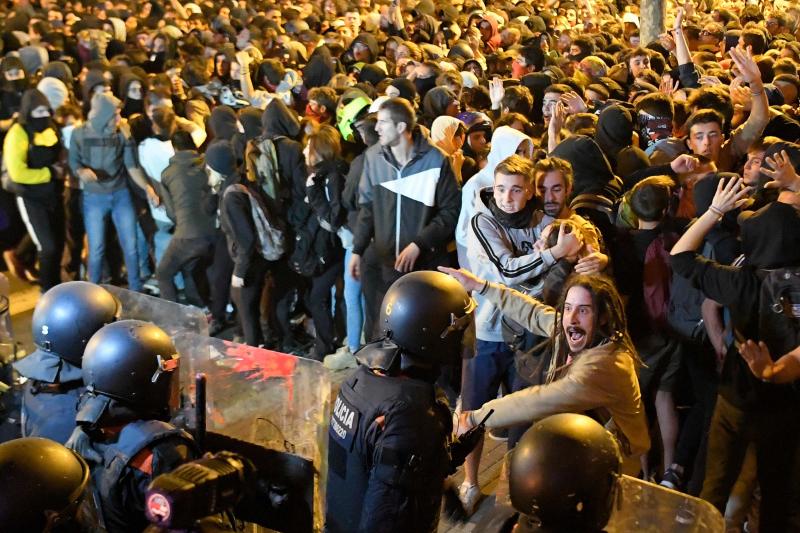 Barricadas de fuego, gritos en favor de la independencia y múltiples objetos en las calles de Barcelona