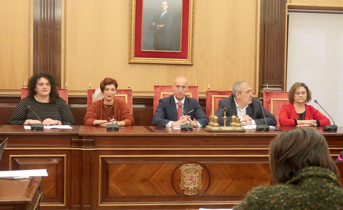 La mesa del pleno, este martes.