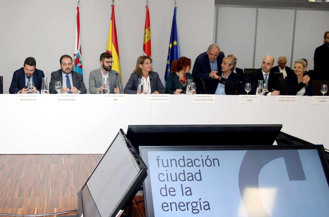 La ministra en funciones para la Transición Ecológica, Teresa Rivera, preside la reunión de trabajo sobre convenios de transición justa durante su visita al Bierzo.