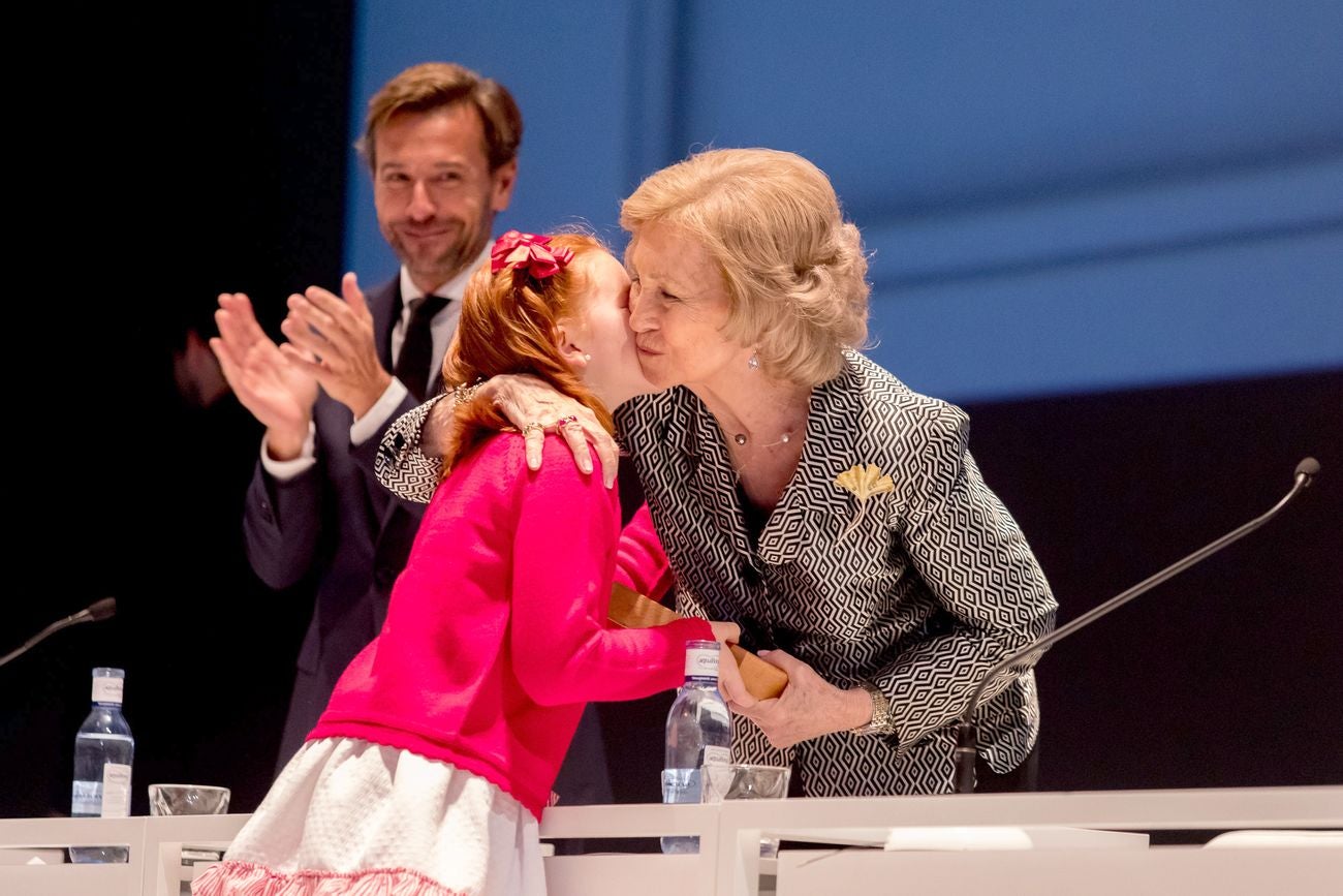 La niña leonesa Alba Lorenzo Ferreira consigue el premio BMW al talento más joven con su obra 'La amistad', una distinción que le ha sido entregada por la reina Sofia.