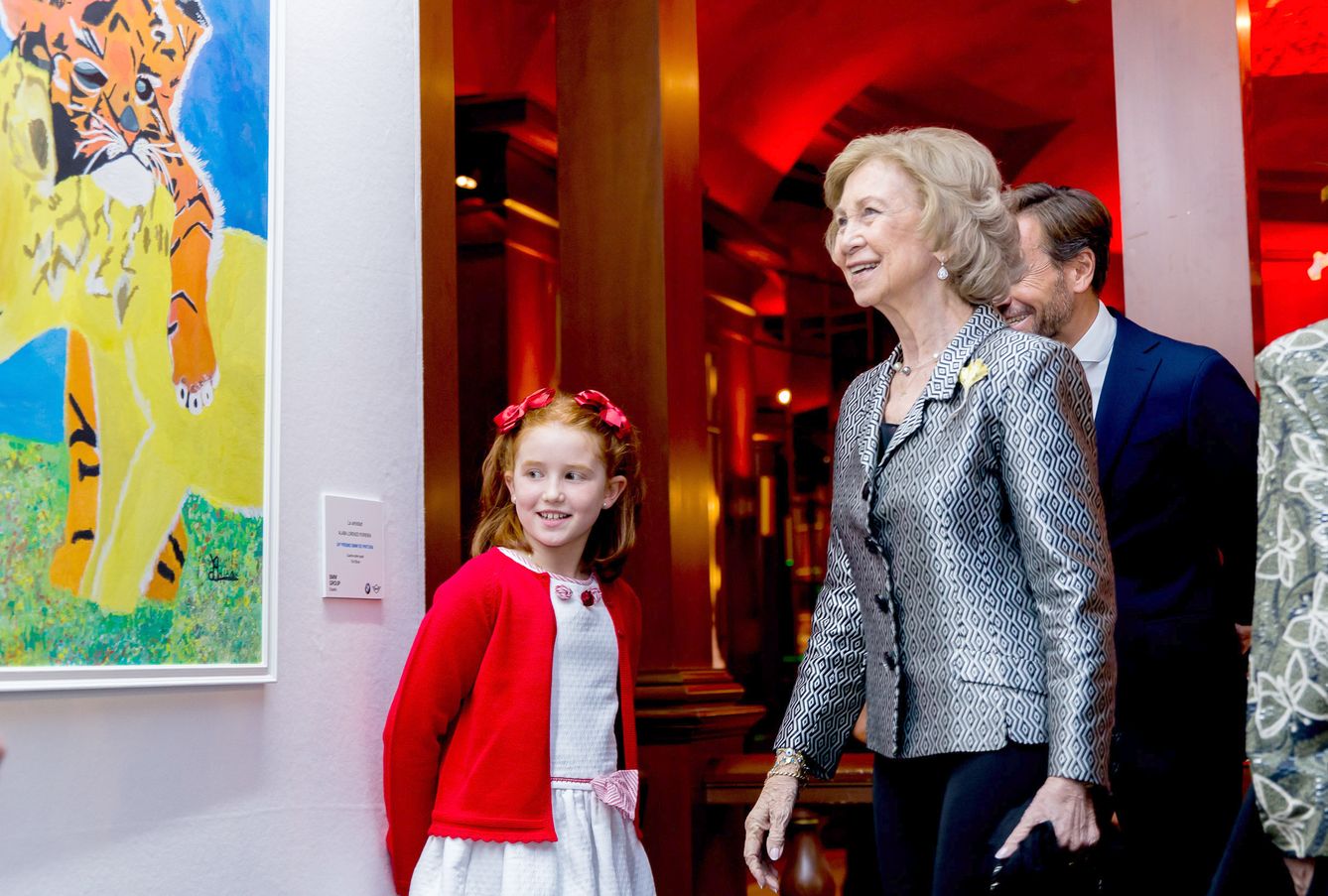 La niña leonesa Alba Lorenzo Ferreira consigue el premio BMW al talento más joven con su obra 'La amistad', una distinción que le ha sido entregada por la reina Sofia.