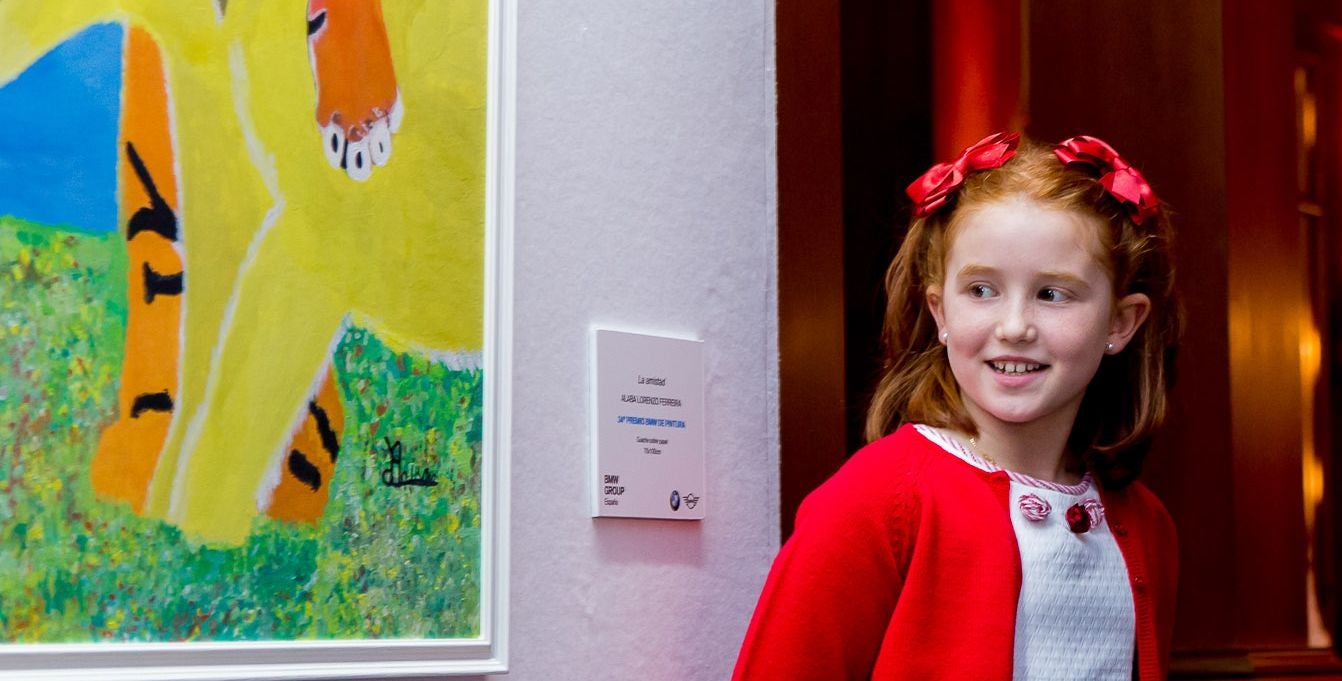 La niña leonesa Alba Lorenzo Ferreira consigue el premio BMW al talento más joven con su obra 'La amistad', una distinción que le ha sido entregada por la reina Sofia.