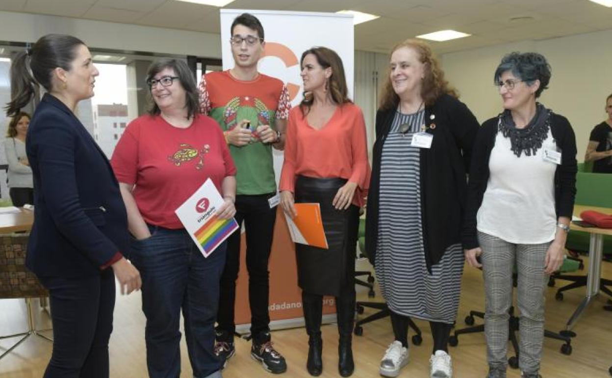 Soraya Mayo (izq.) y Carlota Amigo (tercera por la derecha), este miércoles junto a representantes de colectivos LGTBI+ de Castilla y León.