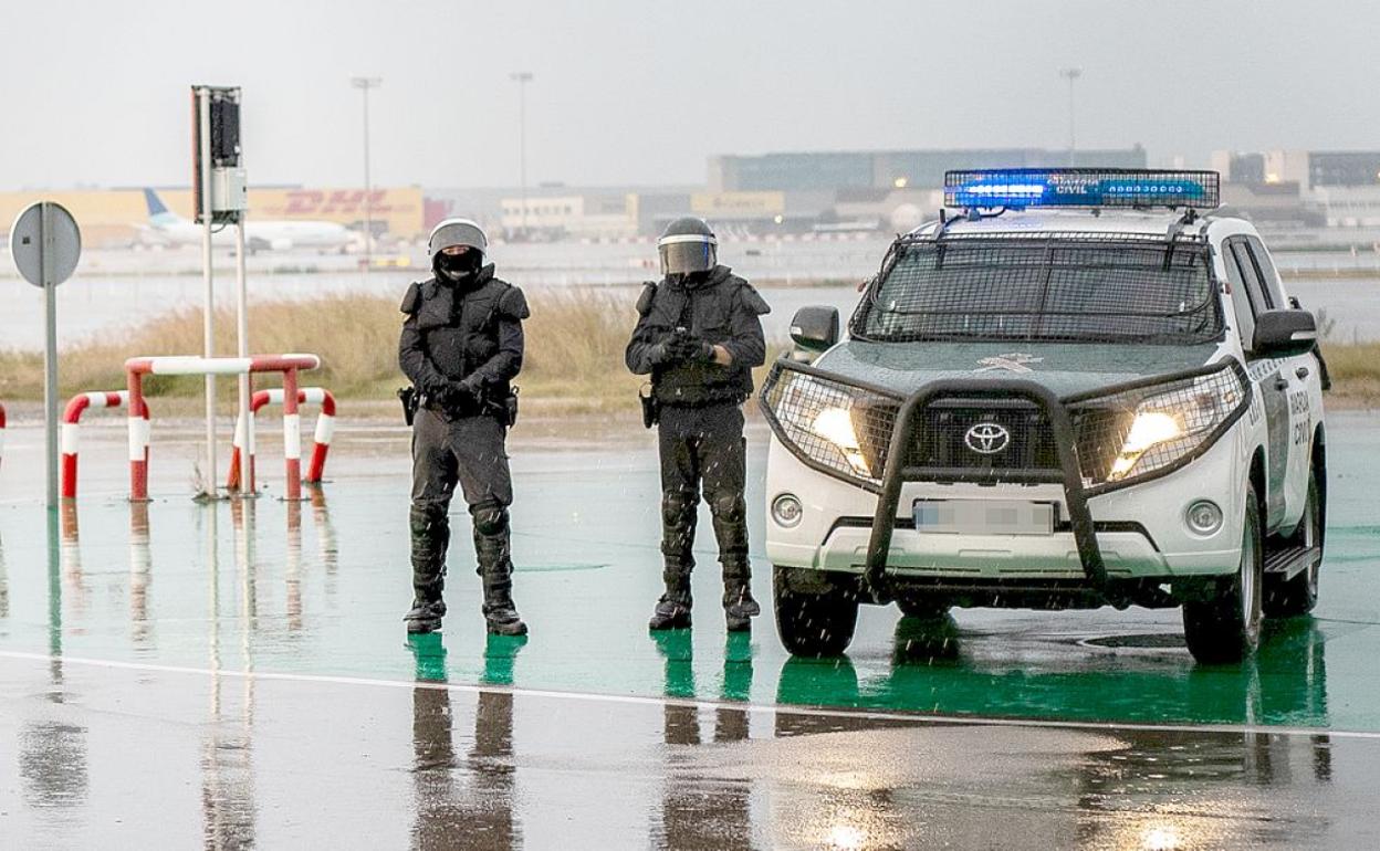 Los agentes del GRS de León han controlado las entradas al Aeropuerto de Barcelona-El Prat 