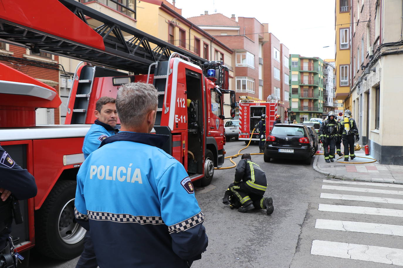 Las llamas y el intenso humo han obligado a la Policía Local, Nacional y Bomberos de León a acordonar la zona y tratar de solucionar el incidente ocasionado en la cocina.