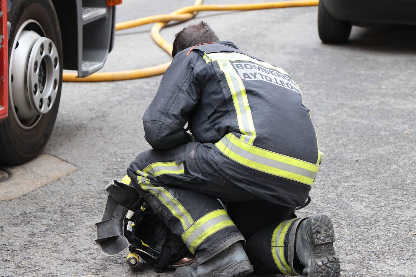 Las llamas y el intenso humo han obligado a la Policía Local, Nacional y Bomberos de León a acordonar la zona y tratar de solucionar el incidente ocasionado en la cocina.