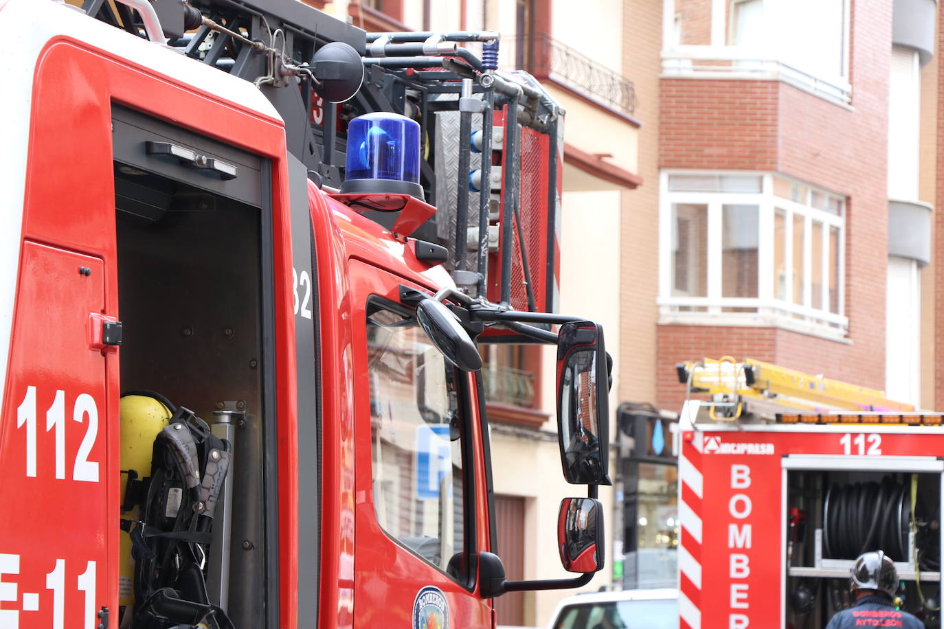 Las llamas y el intenso humo han obligado a la Policía Local, Nacional y Bomberos de León a acordonar la zona y tratar de solucionar el incidente ocasionado en la cocina.