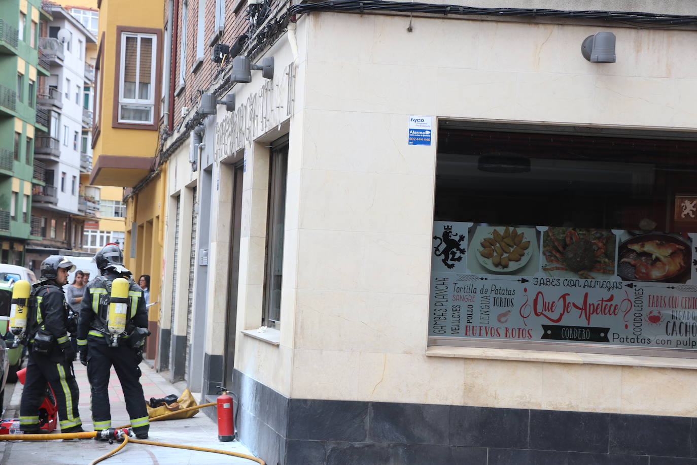 Las llamas y el intenso humo han obligado a la Policía Local, Nacional y Bomberos de León a acordonar la zona y tratar de solucionar el incidente ocasionado en la cocina.