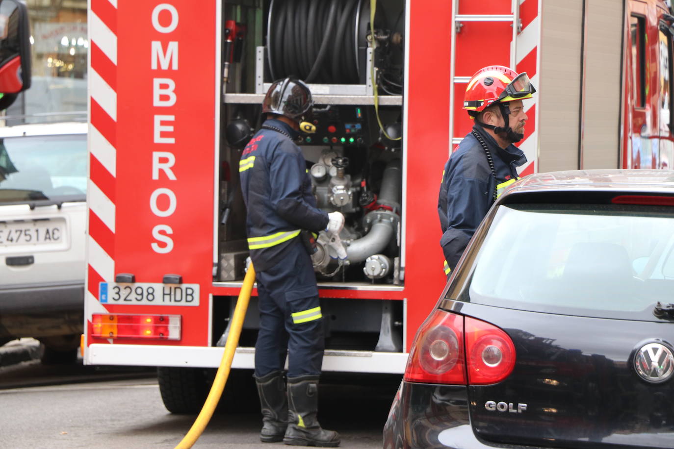 Las llamas y el intenso humo han obligado a la Policía Local, Nacional y Bomberos de León a acordonar la zona y tratar de solucionar el incidente ocasionado en la cocina.