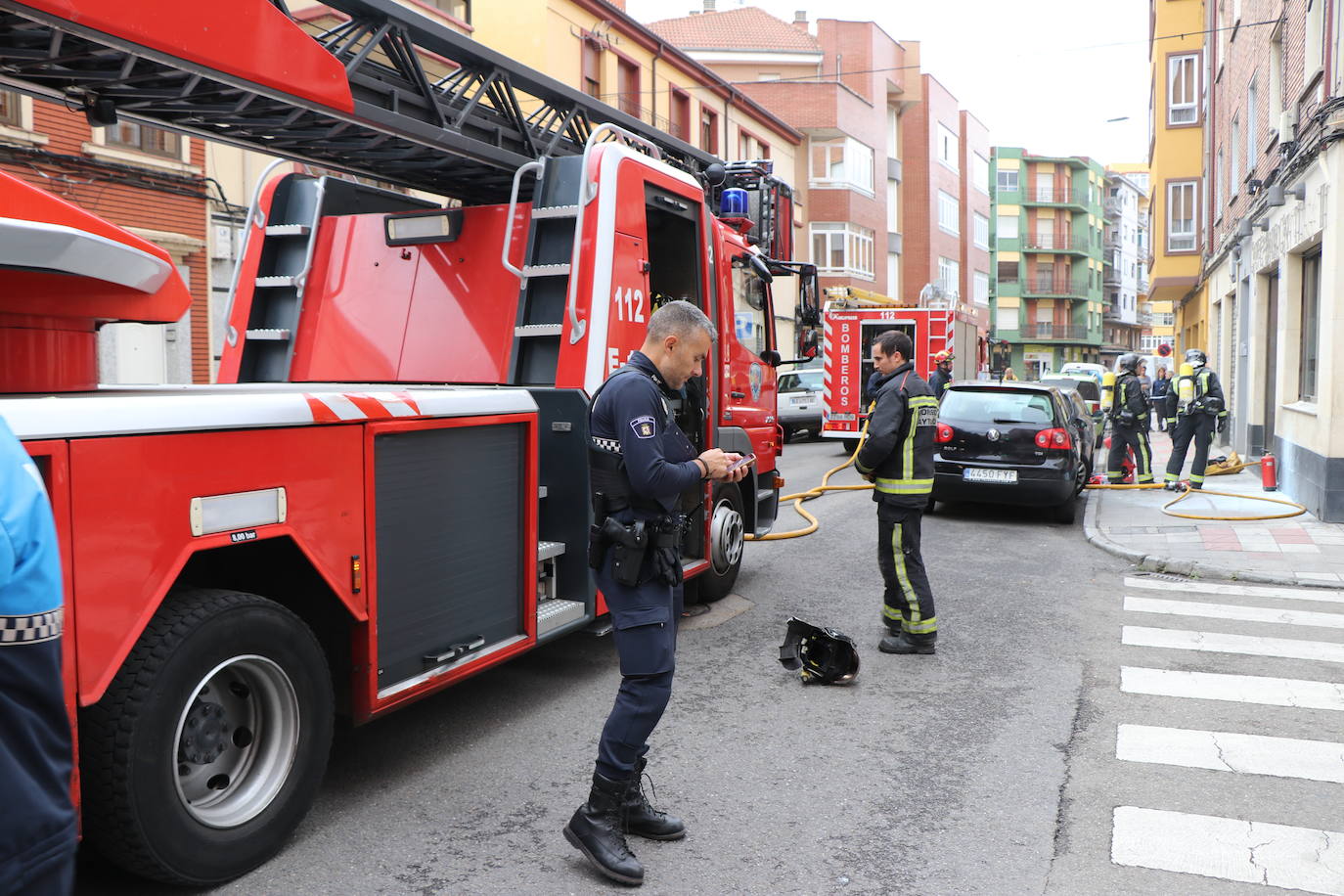 Las llamas y el intenso humo han obligado a la Policía Local, Nacional y Bomberos de León a acordonar la zona y tratar de solucionar el incidente ocasionado en la cocina.