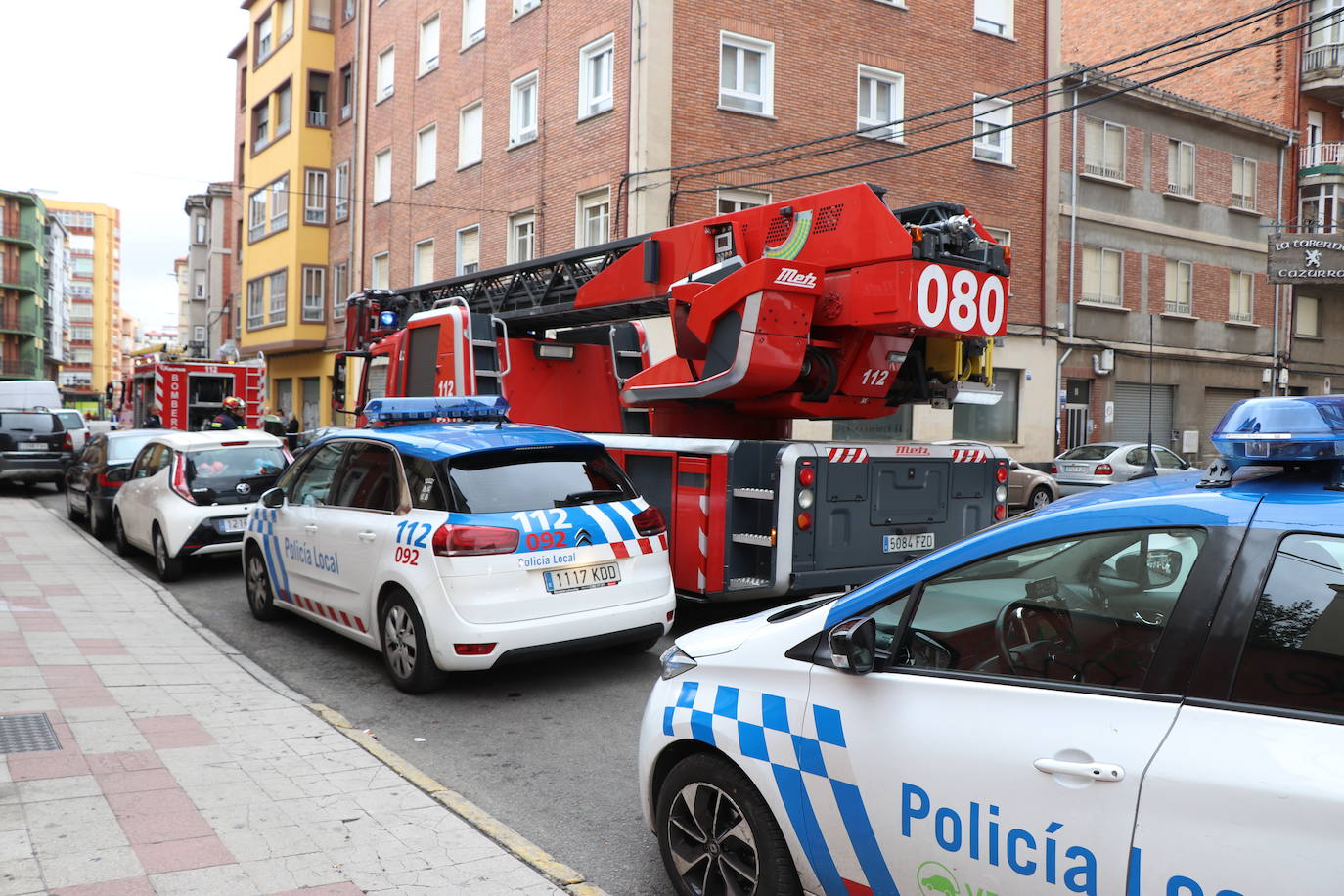 Las llamas y el intenso humo han obligado a la Policía Local, Nacional y Bomberos de León a acordonar la zona y tratar de solucionar el incidente ocasionado en la cocina.