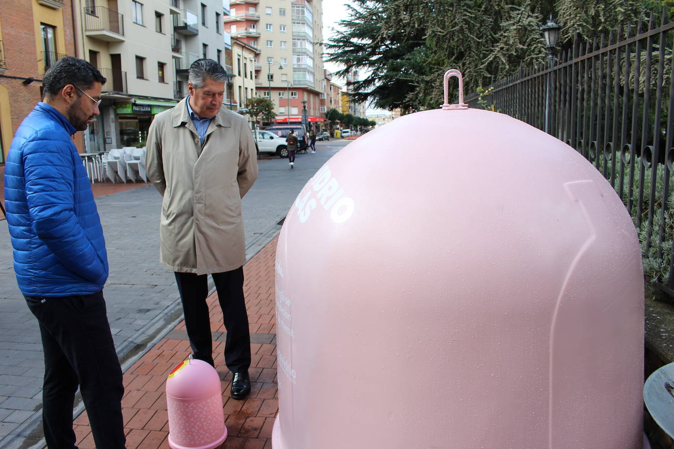 Fotos: León suma cuatro contenedores rosas para conciencias sobre el cáncer de mama