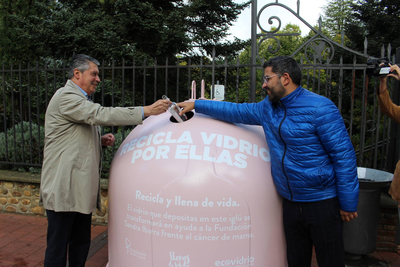 Fotos: León suma cuatro contenedores rosas para conciencias sobre el cáncer de mama