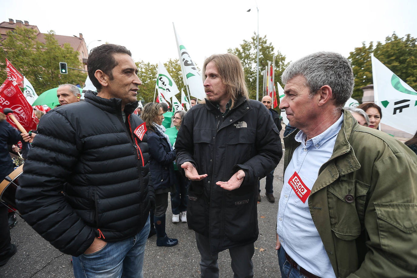 Más de un millar de empleados públicos ha reiterado su exigencia a la Junta de Castilla y León para que implante la jornada de 35 horas en cumplimiento del acuerdo firmado en mayo con los sindicatos, con los que se reunirá el Ejecutivo el lunes. En esta ocasión los sindicatos CCOO, UGT y CSIF han convocado a los empleados públicos a una concentración a las puertas de la Presidencia de la Junta, donde se ha dado cita más de un millar, entre 1.300 y 1.500, según fuentes policiales.