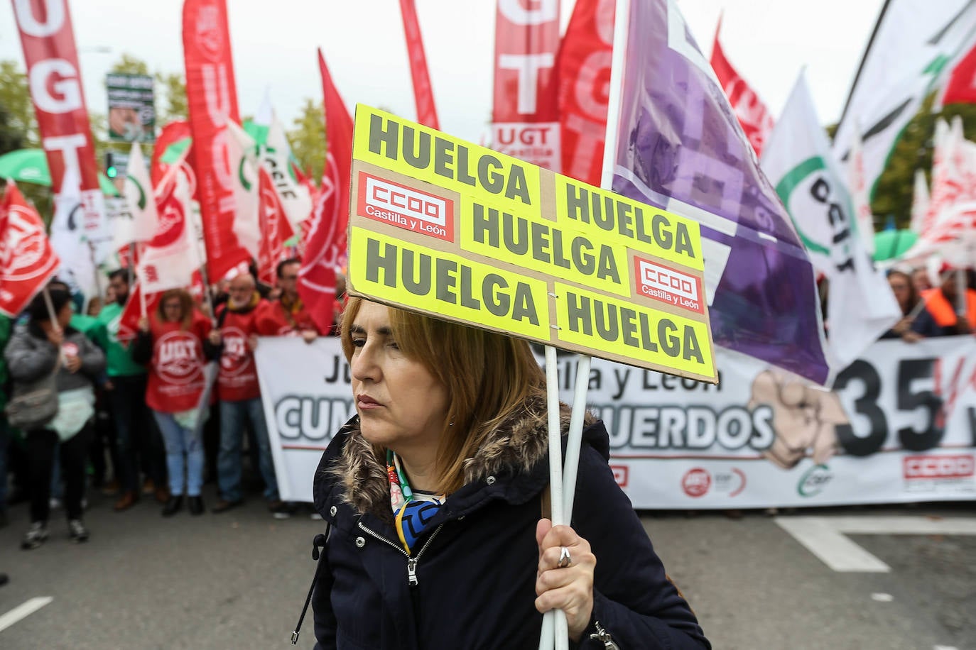 Más de un millar de empleados públicos ha reiterado su exigencia a la Junta de Castilla y León para que implante la jornada de 35 horas en cumplimiento del acuerdo firmado en mayo con los sindicatos, con los que se reunirá el Ejecutivo el lunes. En esta ocasión los sindicatos CCOO, UGT y CSIF han convocado a los empleados públicos a una concentración a las puertas de la Presidencia de la Junta, donde se ha dado cita más de un millar, entre 1.300 y 1.500, según fuentes policiales.