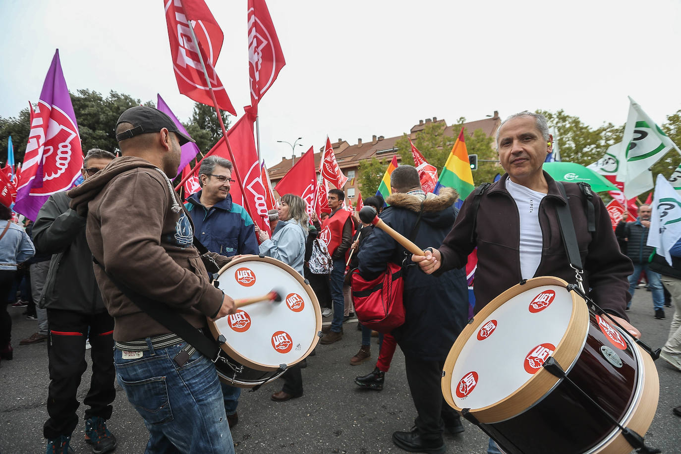 Más de un millar de empleados públicos ha reiterado su exigencia a la Junta de Castilla y León para que implante la jornada de 35 horas en cumplimiento del acuerdo firmado en mayo con los sindicatos, con los que se reunirá el Ejecutivo el lunes. En esta ocasión los sindicatos CCOO, UGT y CSIF han convocado a los empleados públicos a una concentración a las puertas de la Presidencia de la Junta, donde se ha dado cita más de un millar, entre 1.300 y 1.500, según fuentes policiales.