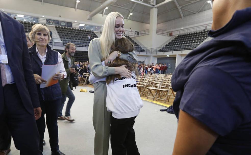 María Martín-Granizo se abraza a Lindsey Vonn al final de un encuentro con niños y niñas en Avilés.