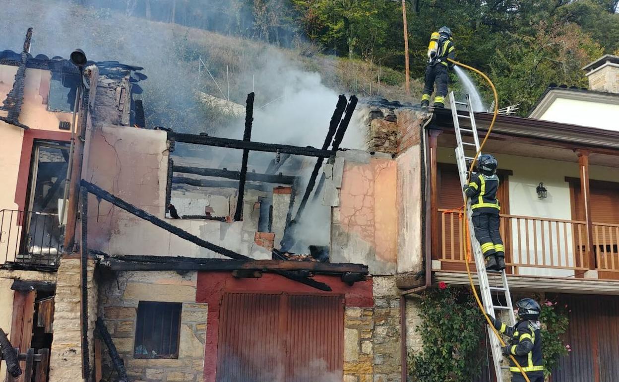 El incendio calcinó completamente la vivienda en la que se originó, en la localidad de Herrerías de Valcarce. 