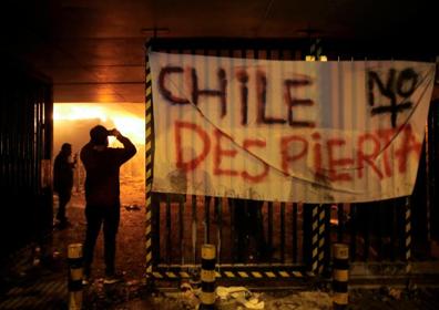 Imagen secundaria 1 - Arriba, incendio en la sede de la eléctrica Enel. Abajo, otras imágenes de los disturbios. 