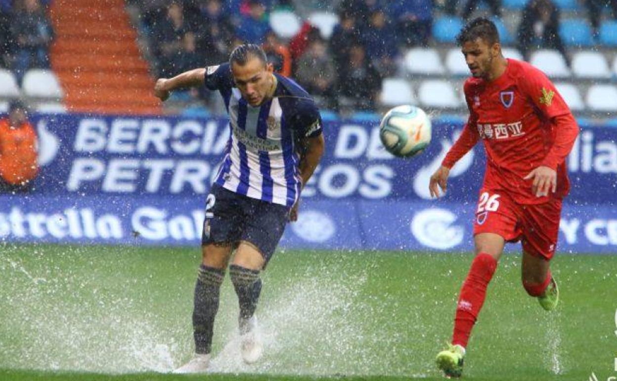 Son, en una acción del partido en el encharcado césped de El Toralín.