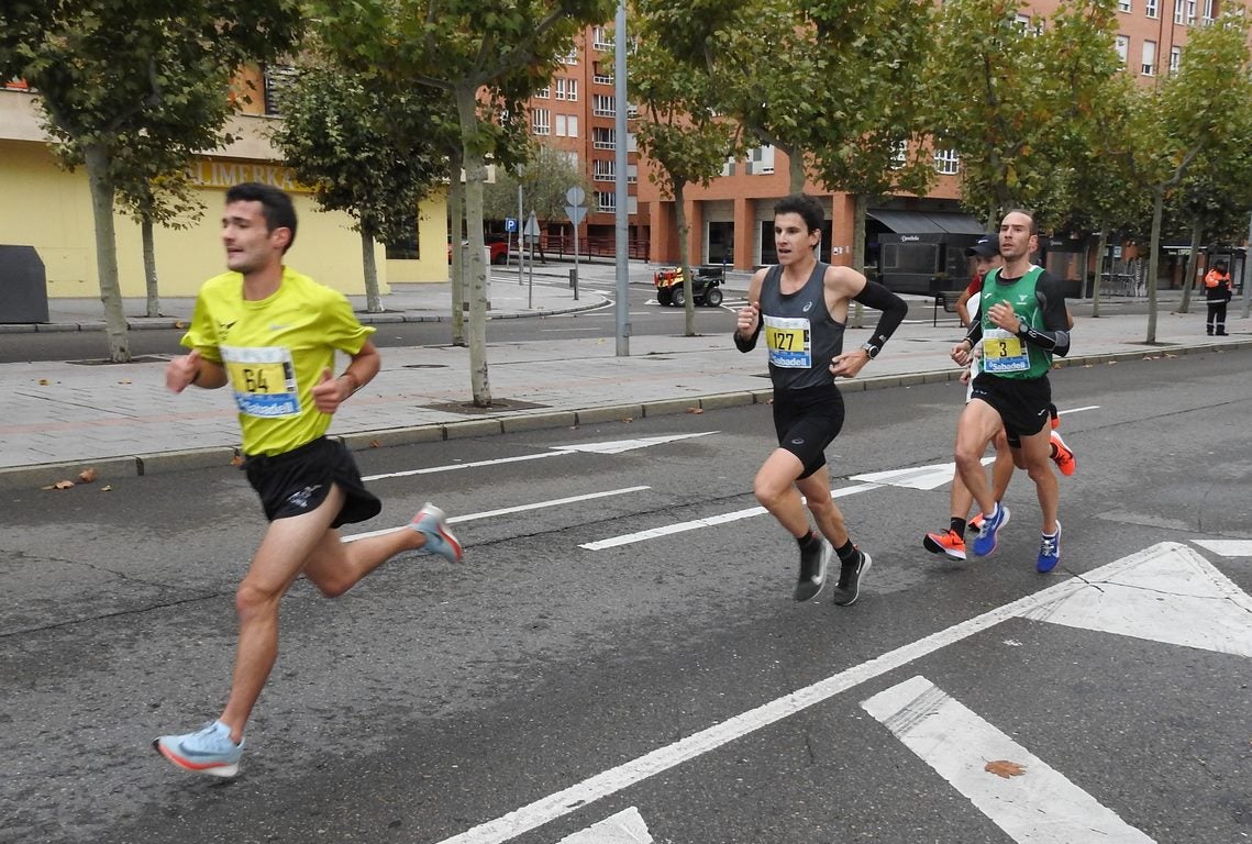 León se ha convertido de nuevo en el escenario para una gran cita del atletismo. Brillantes 10 kilómetros en la ciudad.