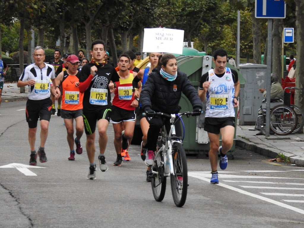 León se ha convertido de nuevo en el escenario para una gran cita del atletismo. Brillantes 10 kilómetros en la ciudad.