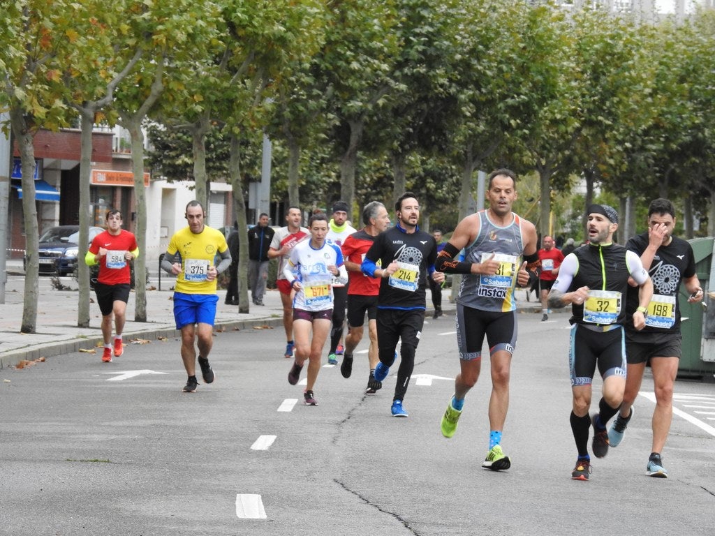 León se ha convertido de nuevo en el escenario para una gran cita del atletismo. Brillantes 10 kilómetros en la ciudad.