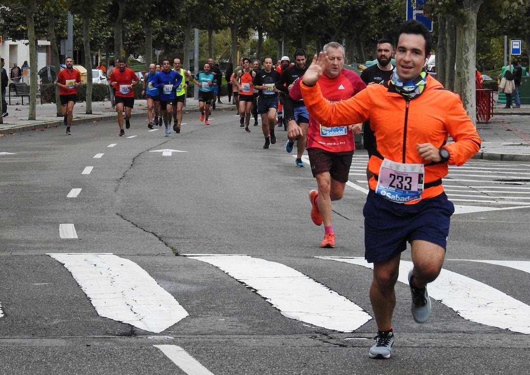 León se ha convertido de nuevo en el escenario para una gran cita del atletismo. Brillantes 10 kilómetros en la ciudad.