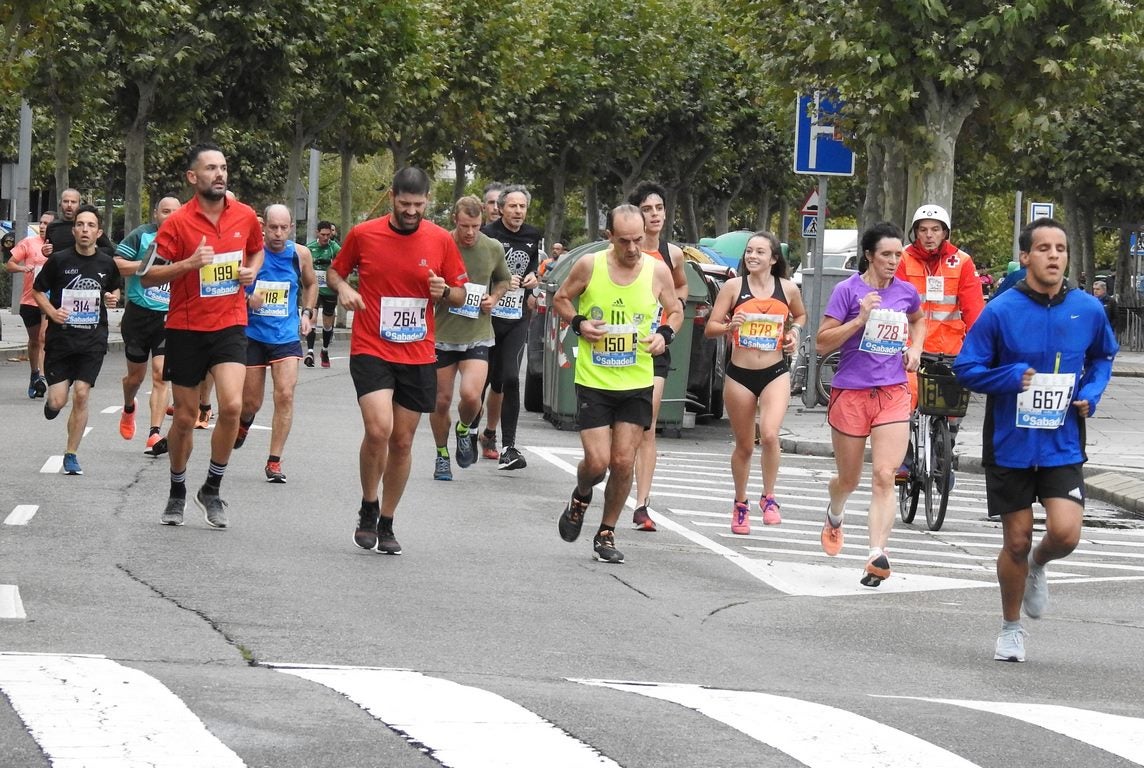 León se ha convertido de nuevo en el escenario para una gran cita del atletismo. Brillantes 10 kilómetros en la ciudad.