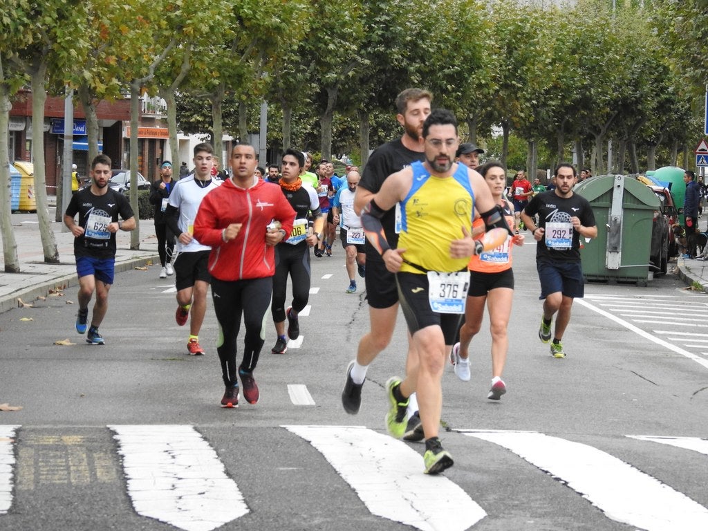 León se ha convertido de nuevo en el escenario para una gran cita del atletismo. Brillantes 10 kilómetros en la ciudad.