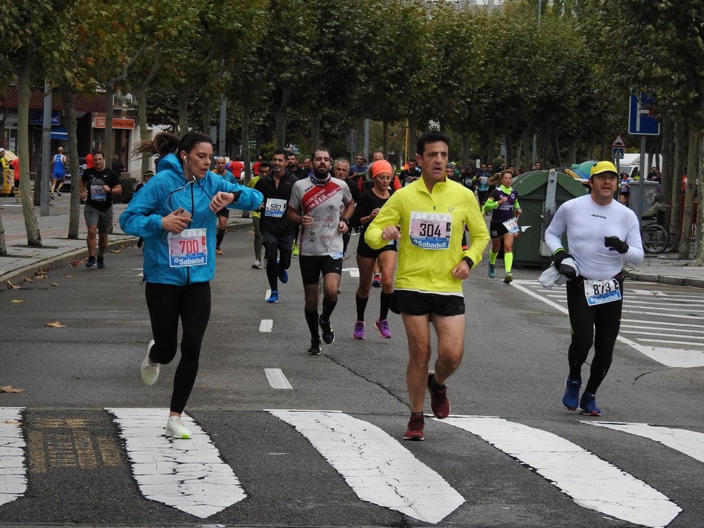 León se ha convertido de nuevo en el escenario para una gran cita del atletismo. Brillantes 10 kilómetros en la ciudad.