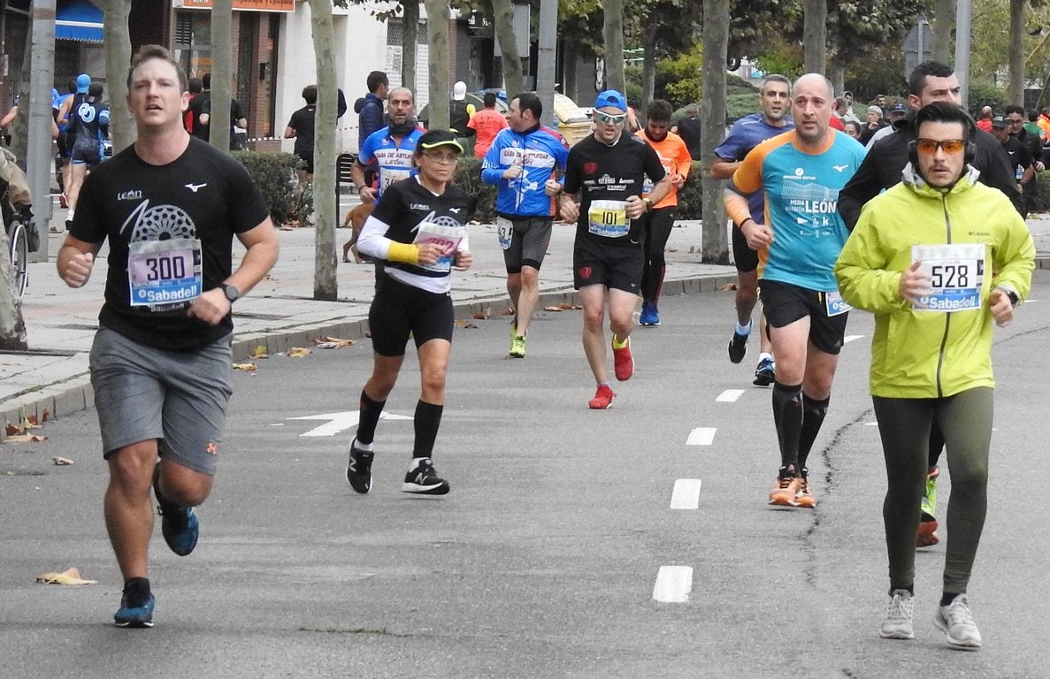 León se ha convertido de nuevo en el escenario para una gran cita del atletismo. Brillantes 10 kilómetros en la ciudad.