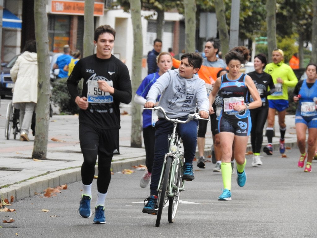 León se ha convertido de nuevo en el escenario para una gran cita del atletismo. Brillantes 10 kilómetros en la ciudad.