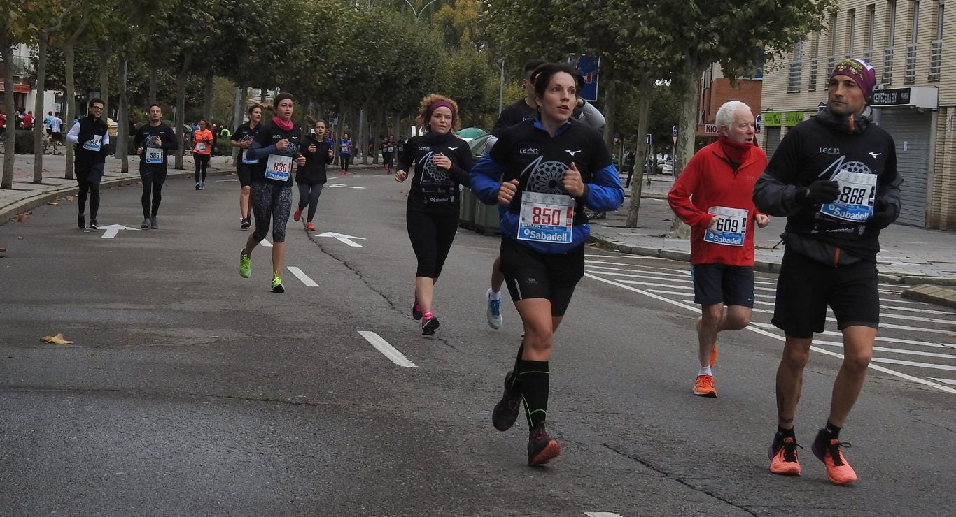 León se ha convertido de nuevo en el escenario para una gran cita del atletismo. Brillantes 10 kilómetros en la ciudad.