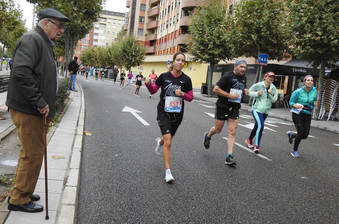 León se ha convertido de nuevo en el escenario para una gran cita del atletismo. Brillantes 10 kilómetros en la ciudad.