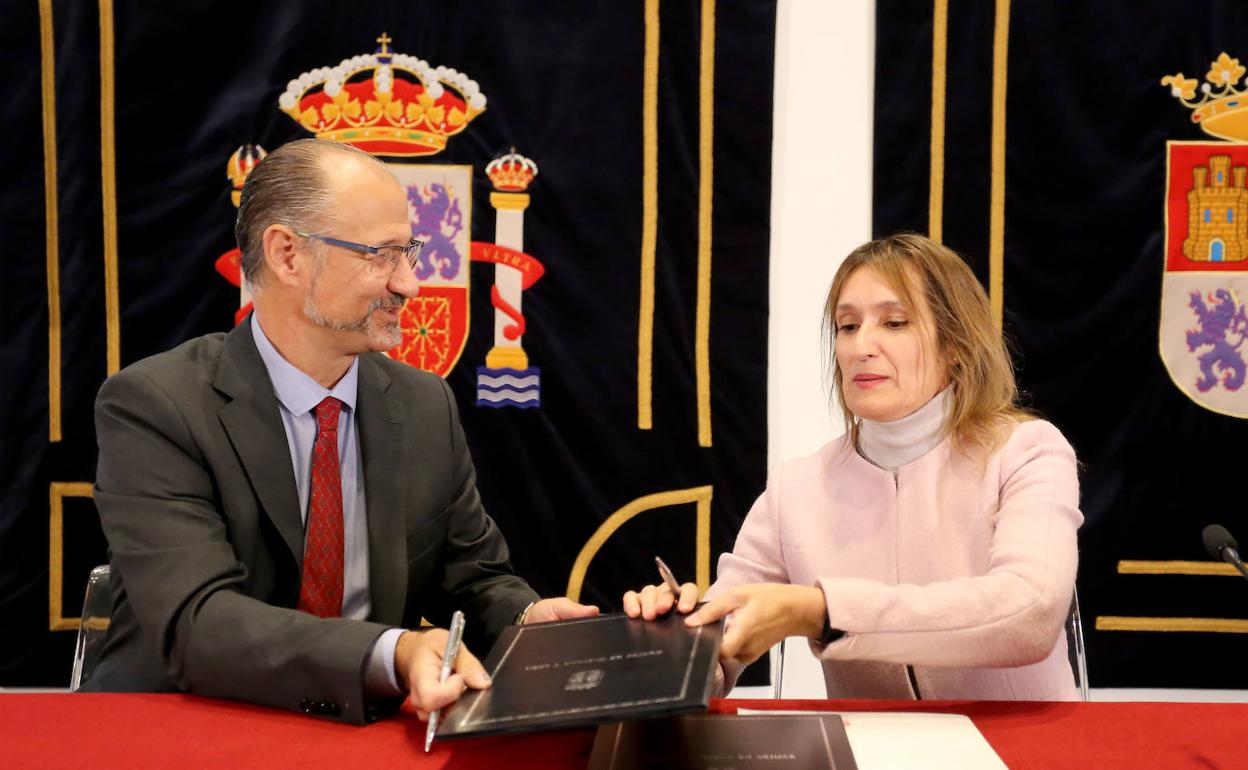 Luis Fuentes, presidente de las Cortes, junto a la consejera de Educación, Rocío Lucas.