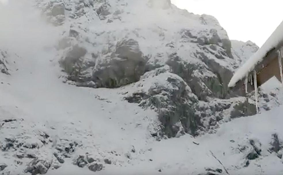 Imagen tomada desde el refugio de Collajo Jermoso con los carámbanos en su techumbre.