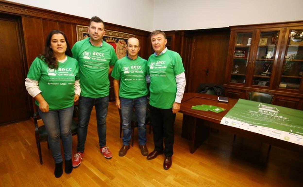 El concejal de Deportes de Ponferrada, Iván Castrillo (2I), junto al presidente de al AECC, Dámaso Luna Álvarez (D), la trabajadora social Cristina Raimúndez, y Eduardo González Dávila (2D), miembro de la organización, durante la presentación.