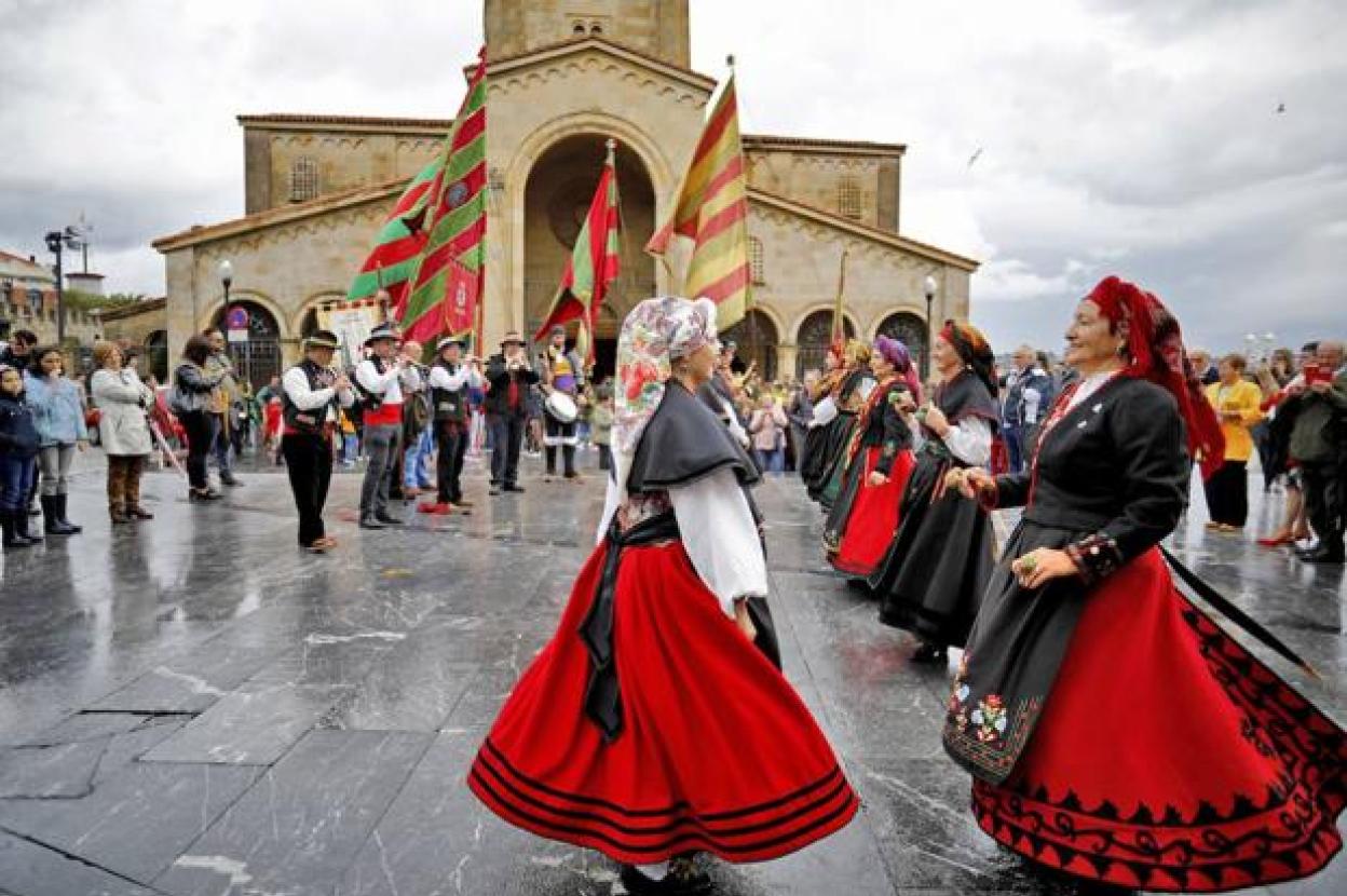 Los bailes del grupo folclórico leonés San Froilán acompañan el desfile de pendones hasta la iglesia de San Pedro. 