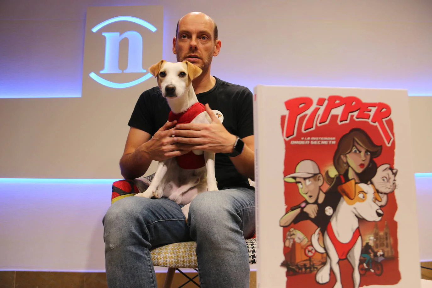 El perro aventurero más famoso de España ha acudido a la redacción para presentar el nuevo comic en el que se convierte en protagonista de una historia.