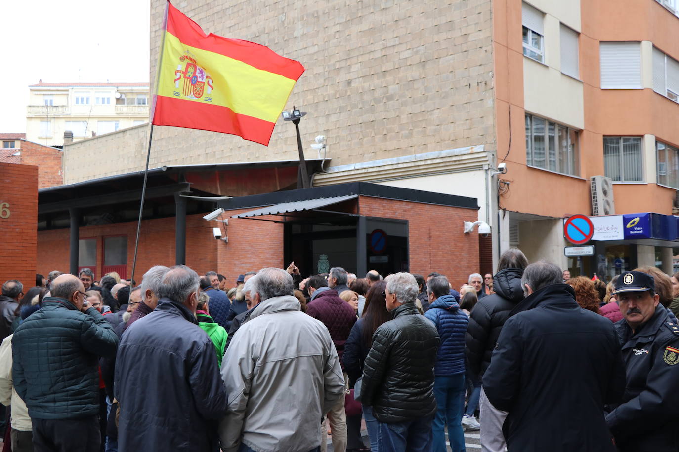 Fotos: Concentración en León en apoyo a los miembros de la Policía Nacional desplegados en Cataluña