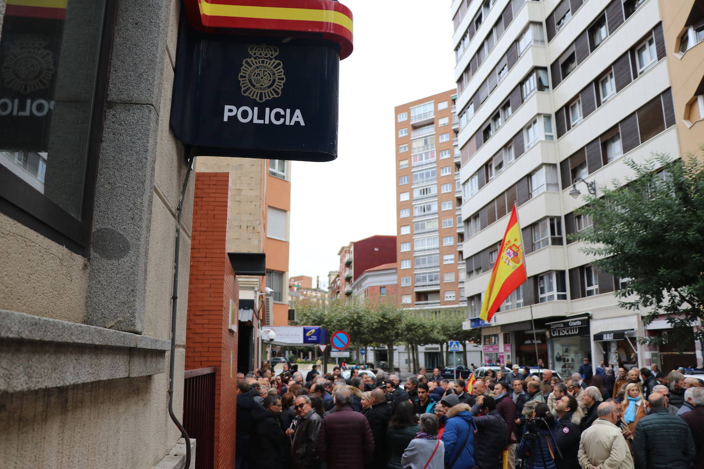 Fotos: Concentración en León en apoyo a los miembros de la Policía Nacional desplegados en Cataluña