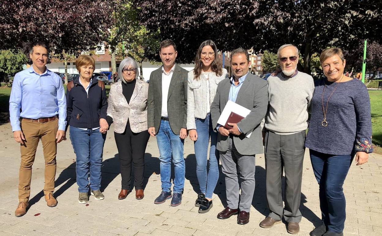 Javier Alfonso Cendón y la diputada Andrea Fernández durante un encuentro con representantes de la asociación de Activos y Felices. 