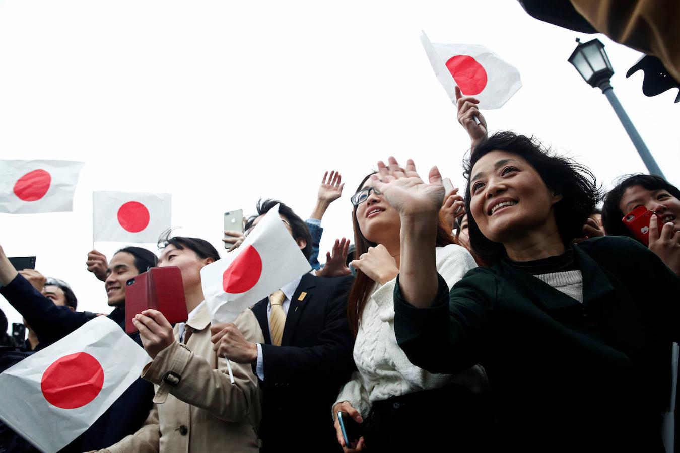 La gente celebra la entronización del emperador japonés Naruhito a las puertas del Palacio Imperial.