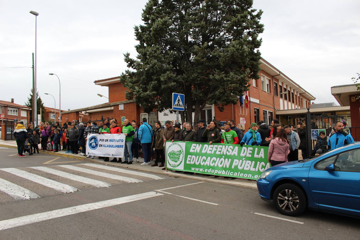 Fotos: Concentración para reclamar un instituto en Villaquilambre