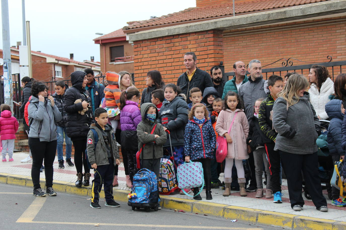 Fotos: Concentración para reclamar un instituto en Villaquilambre