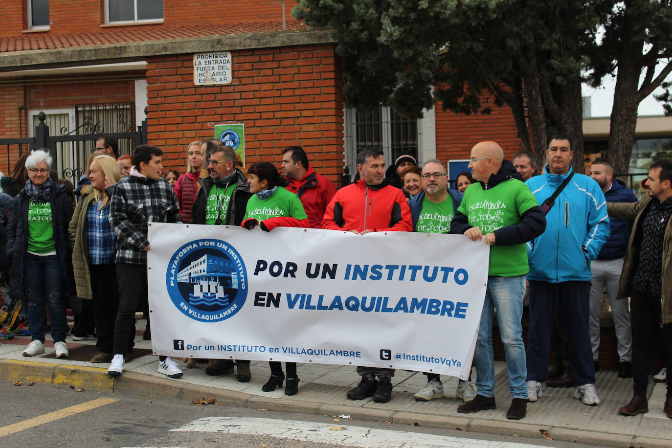 Fotos: Concentración para reclamar un instituto en Villaquilambre