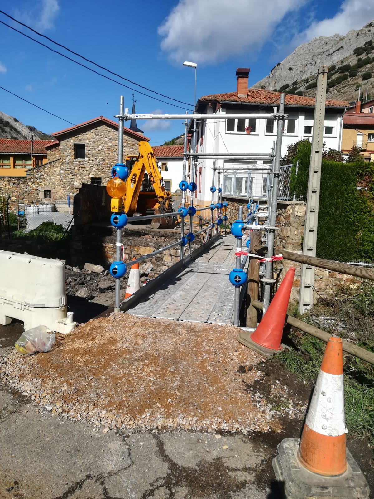 Construcción de un nuevo puente en Ciñera sobre el arroyo del Faedo.